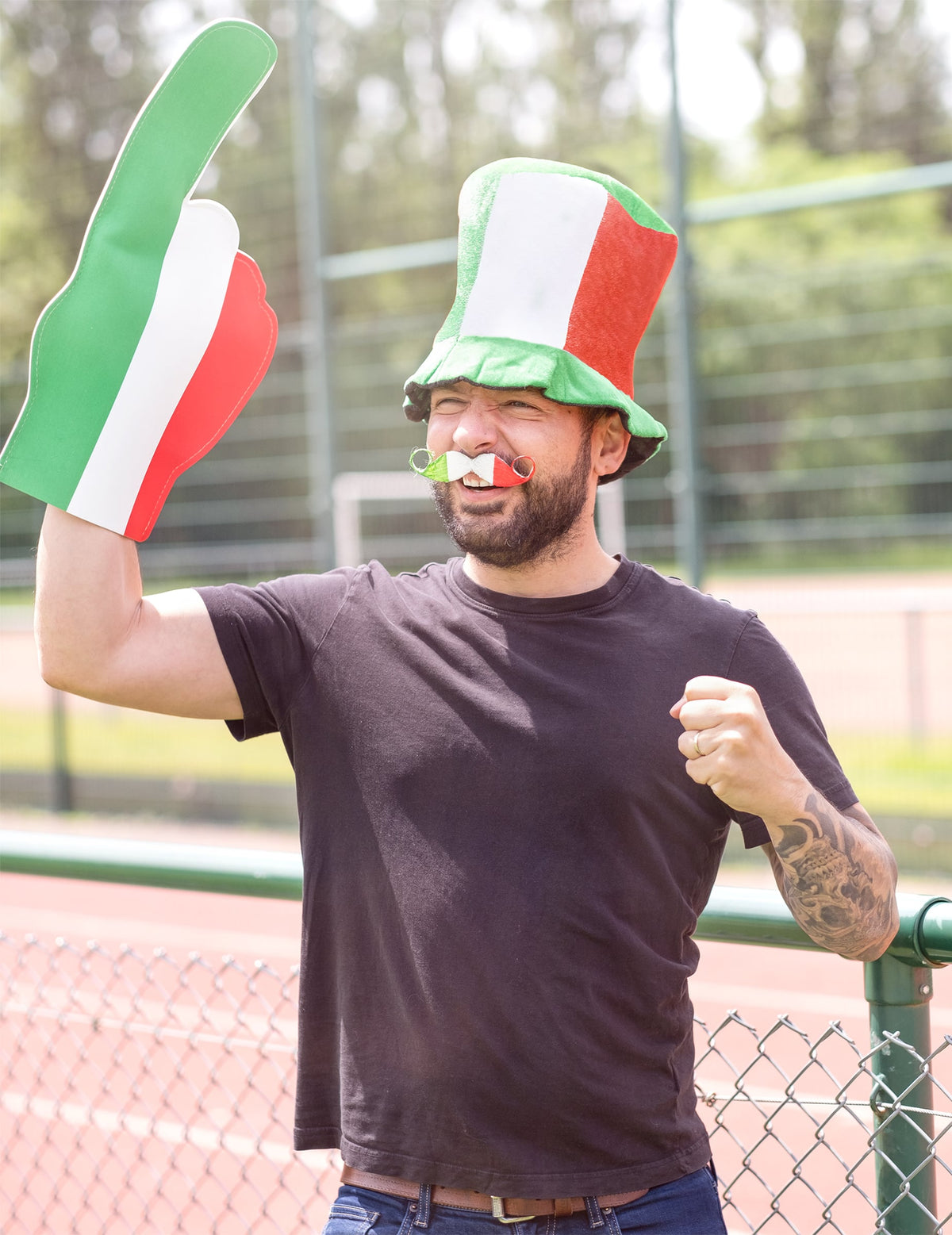 Vue d'ensemble avec accessoires de la moustache supporter Italie pour adulte