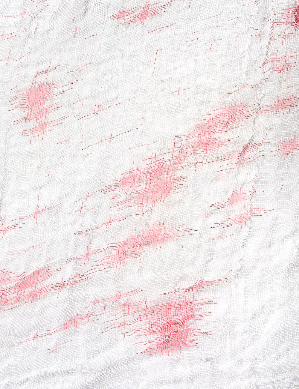 Gros plan sur la texture de gaze de la nappe blanche ensanglantée