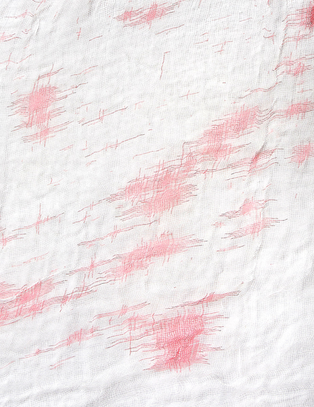 Gros plan sur la texture de gaze de la nappe blanche ensanglantée