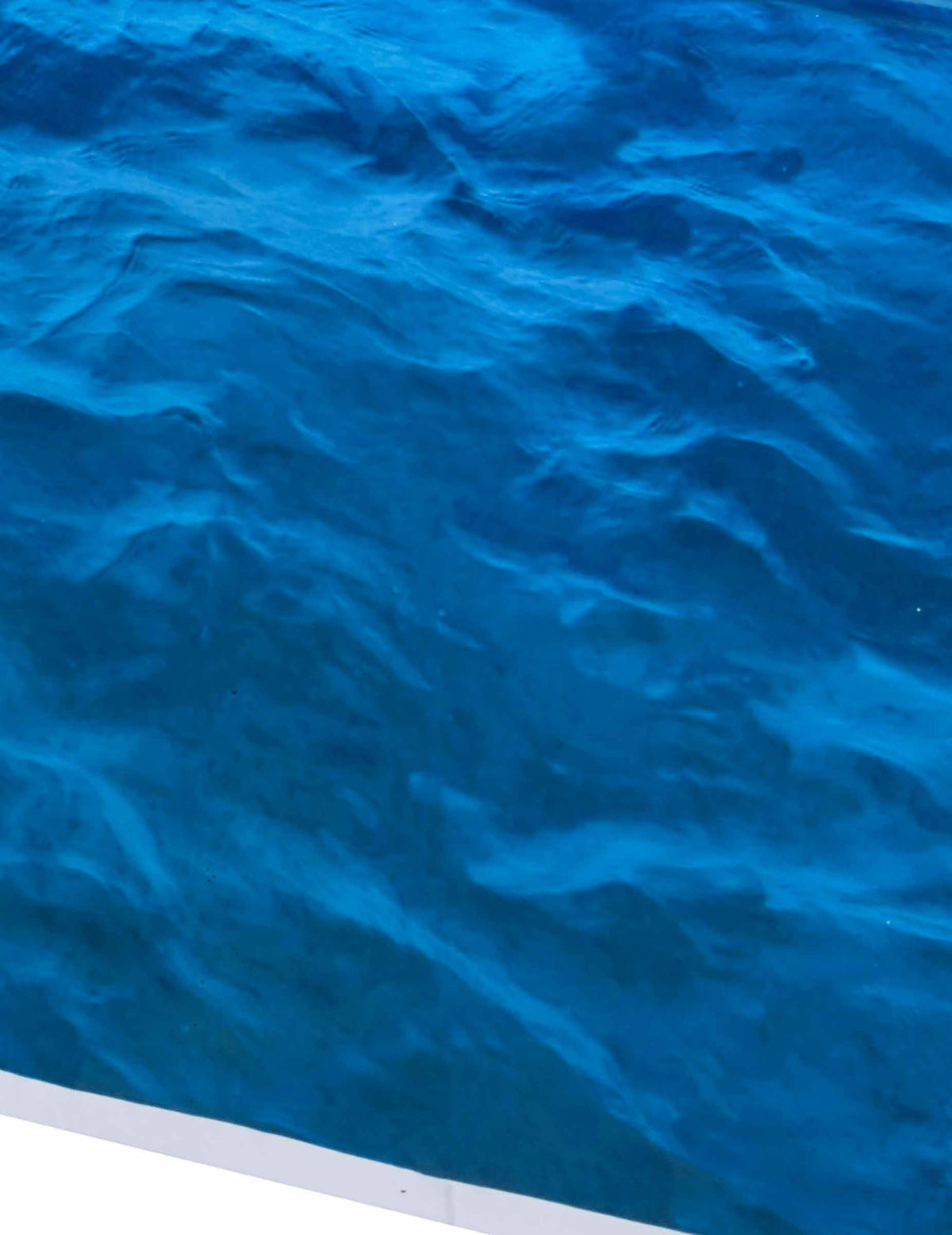 Detalhe dos motivos da toalha de plástico com ondas do oceano
