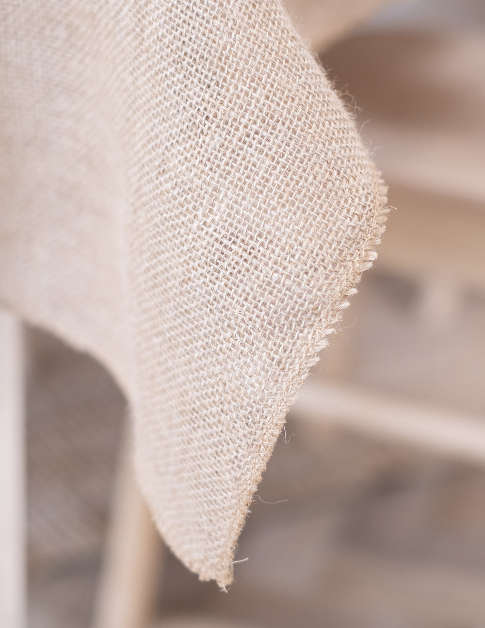 Gros plan sur la texture de la nappe en jute rectangulaire bohème et naturelle