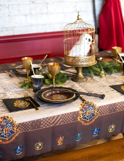 Détail des blasons et motifs de la nappe en papier Carte du Maraudeur Harry Potter