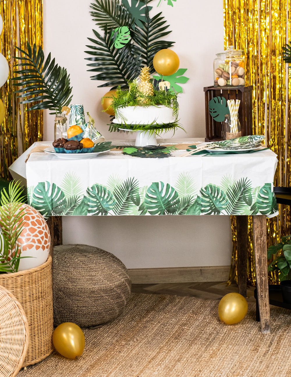 Mise en situation de fête de la nappe en papier Tropical blanche et verte
