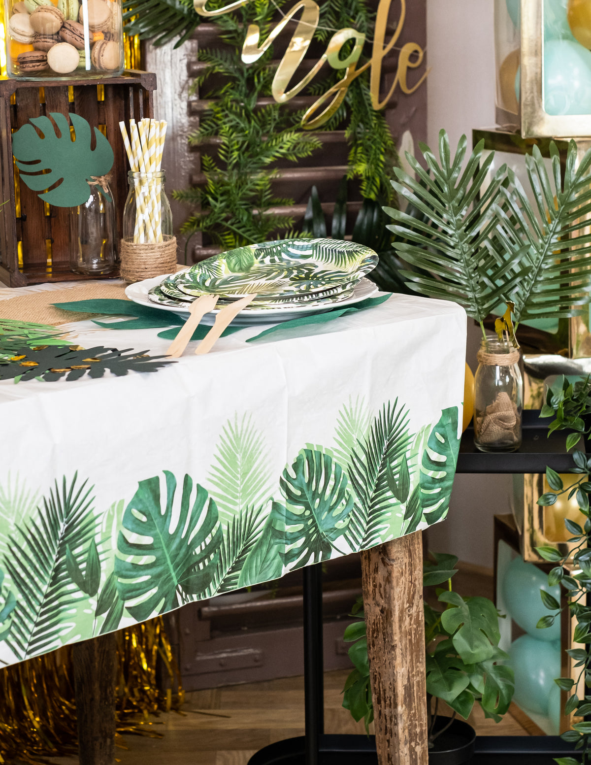Détail de la bordure à motifs de feuilles de la nappe en papier Tropical blanche et verte