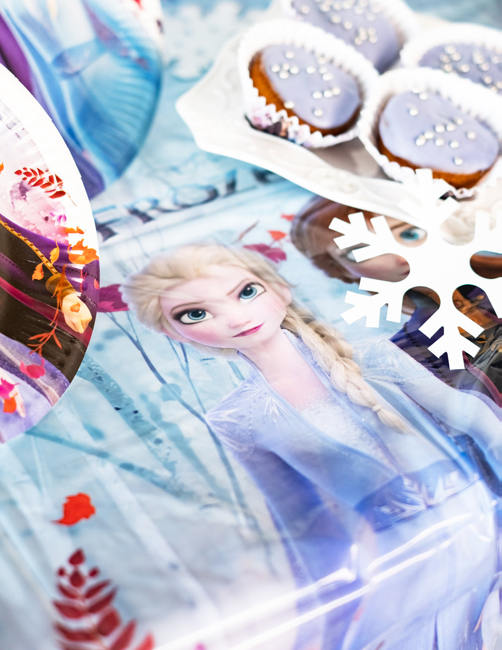 Mise en situation festive de la nappe en plastique La Reine des Neiges 2
