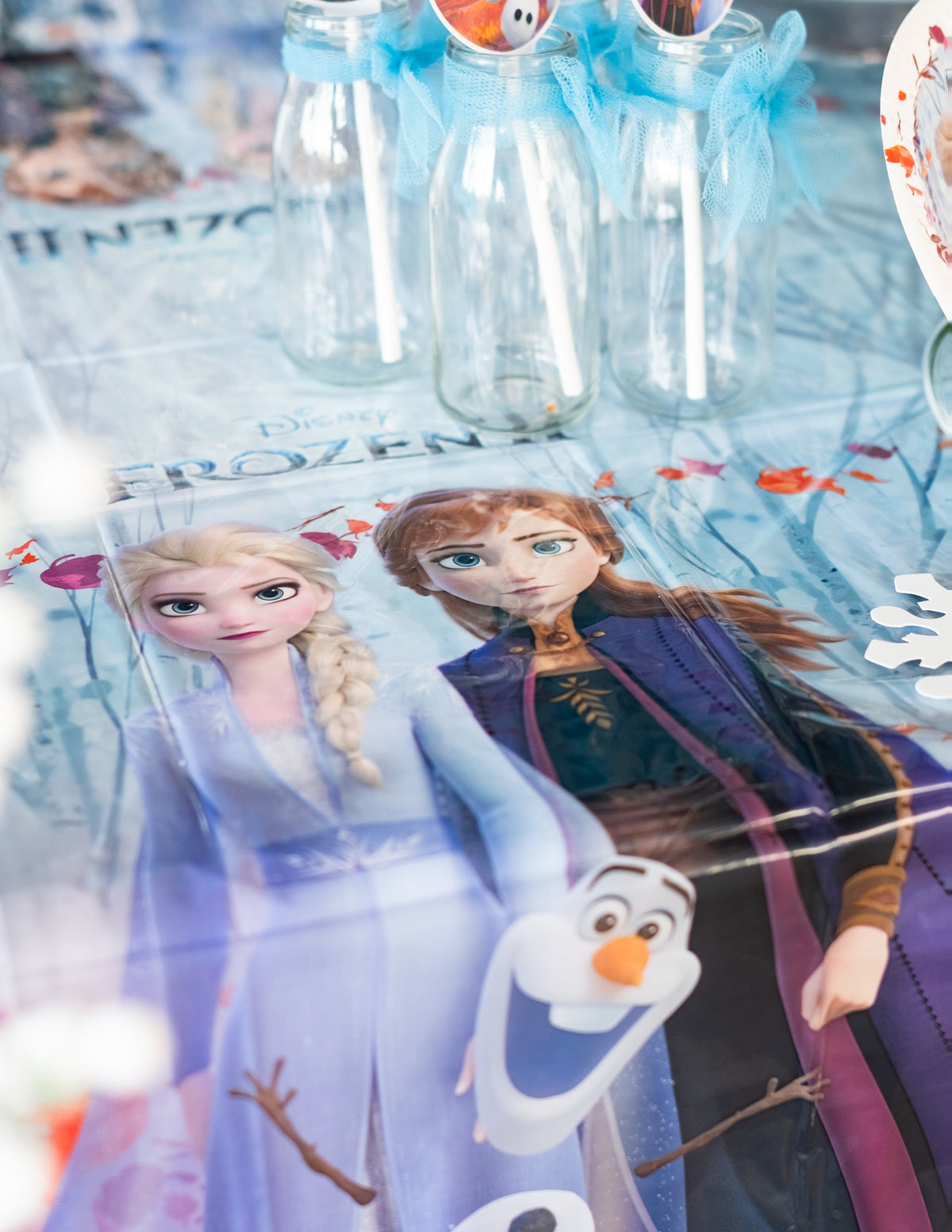 Gros plan sur Elsa et Anna de la nappe en plastique La Reine des Neiges 2