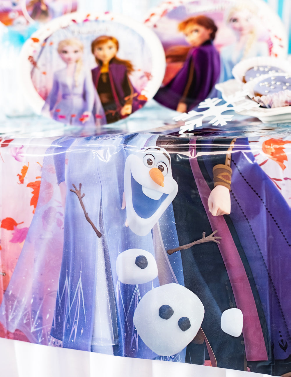 Gros plan sur l'illustration d'Olaf de la nappe en plastique La Reine des Neiges 2