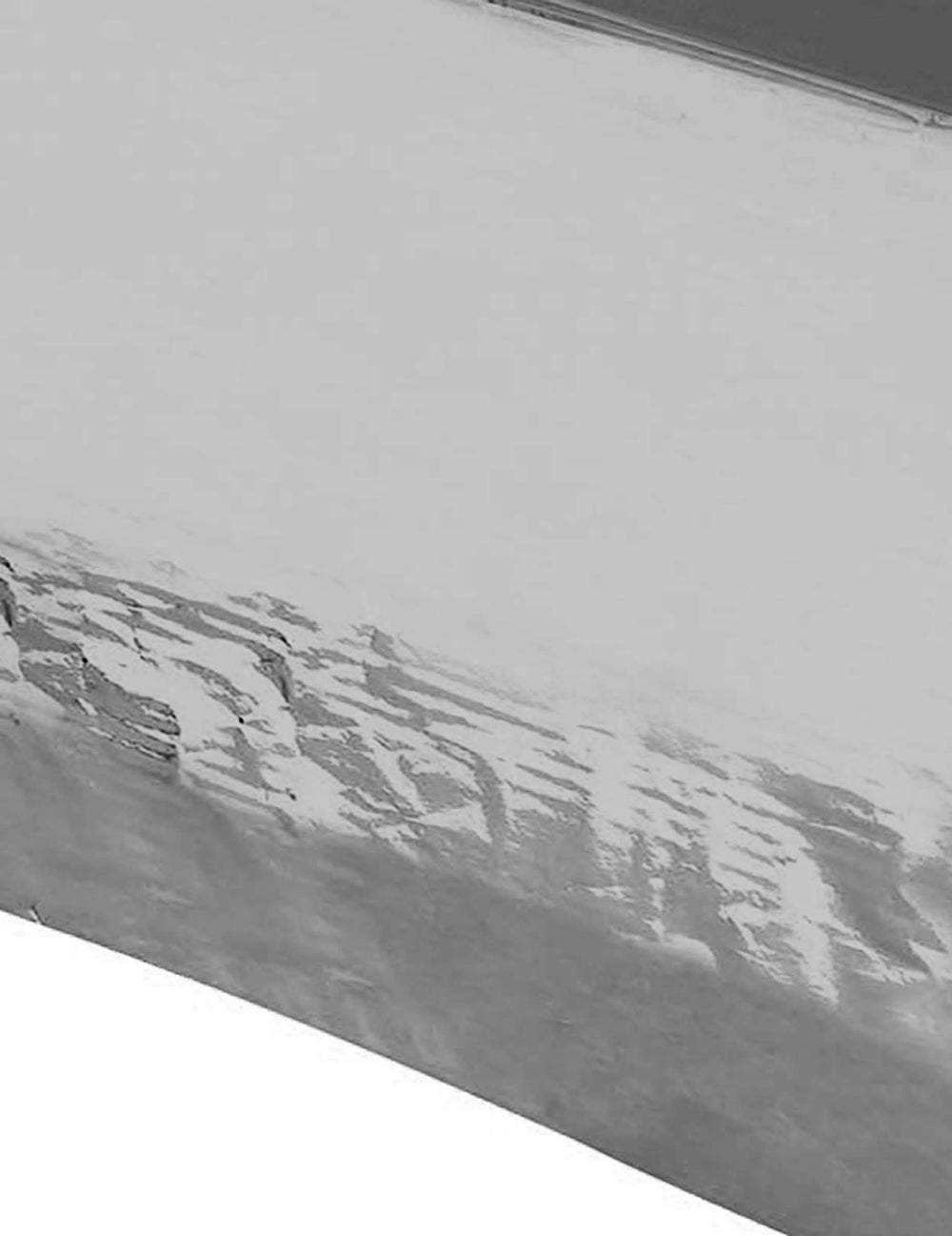 Grande plano da textura da toalha de mesa em plástico metalizado prateado