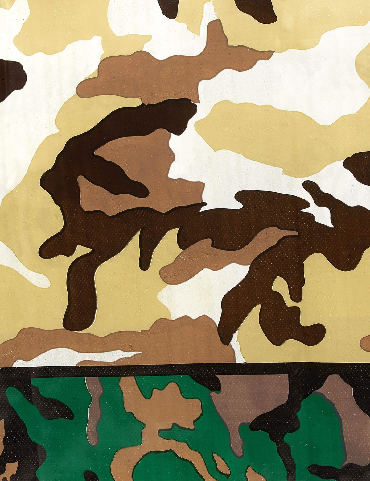 Detalhe do motivo da toalha de mesa em plástico militar com padrão camuflado