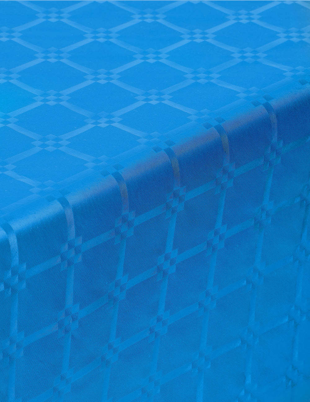 Gros plan sur le relief de la nappe en rouleau papier damassé bleu avec motifs de frises grecques