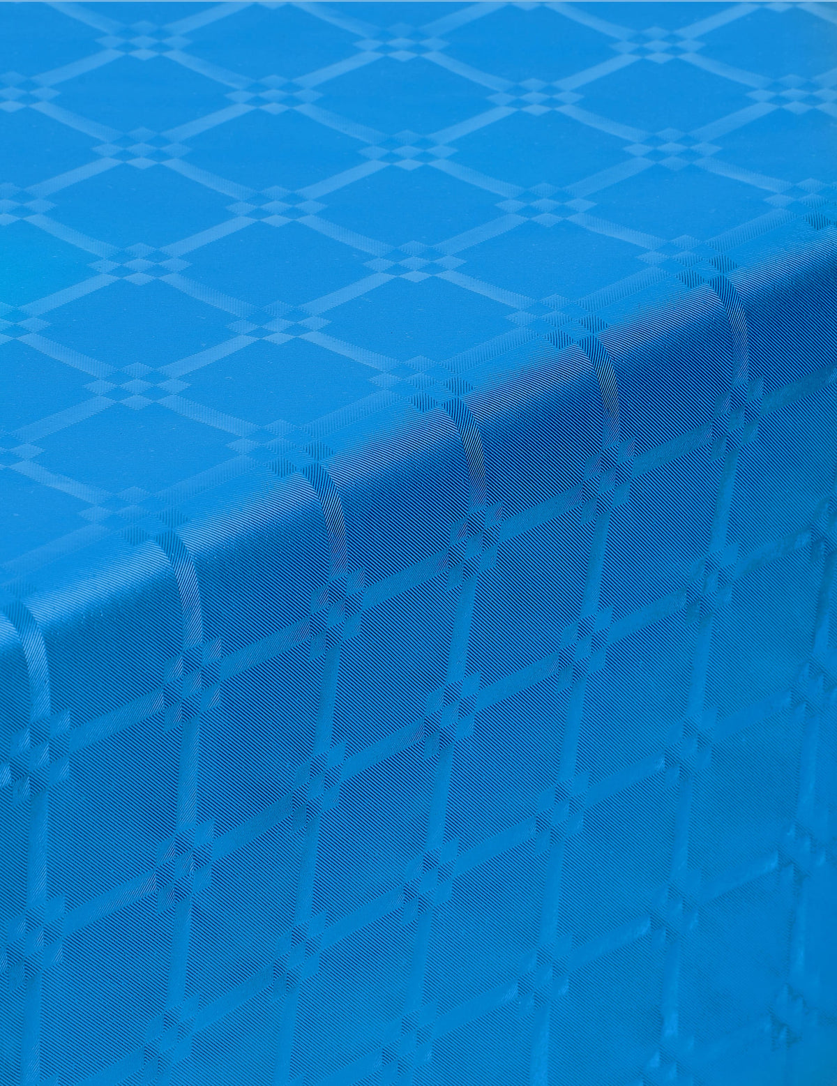 Gros plan sur le relief de la nappe en rouleau papier damassé bleu avec motifs de frises grecques