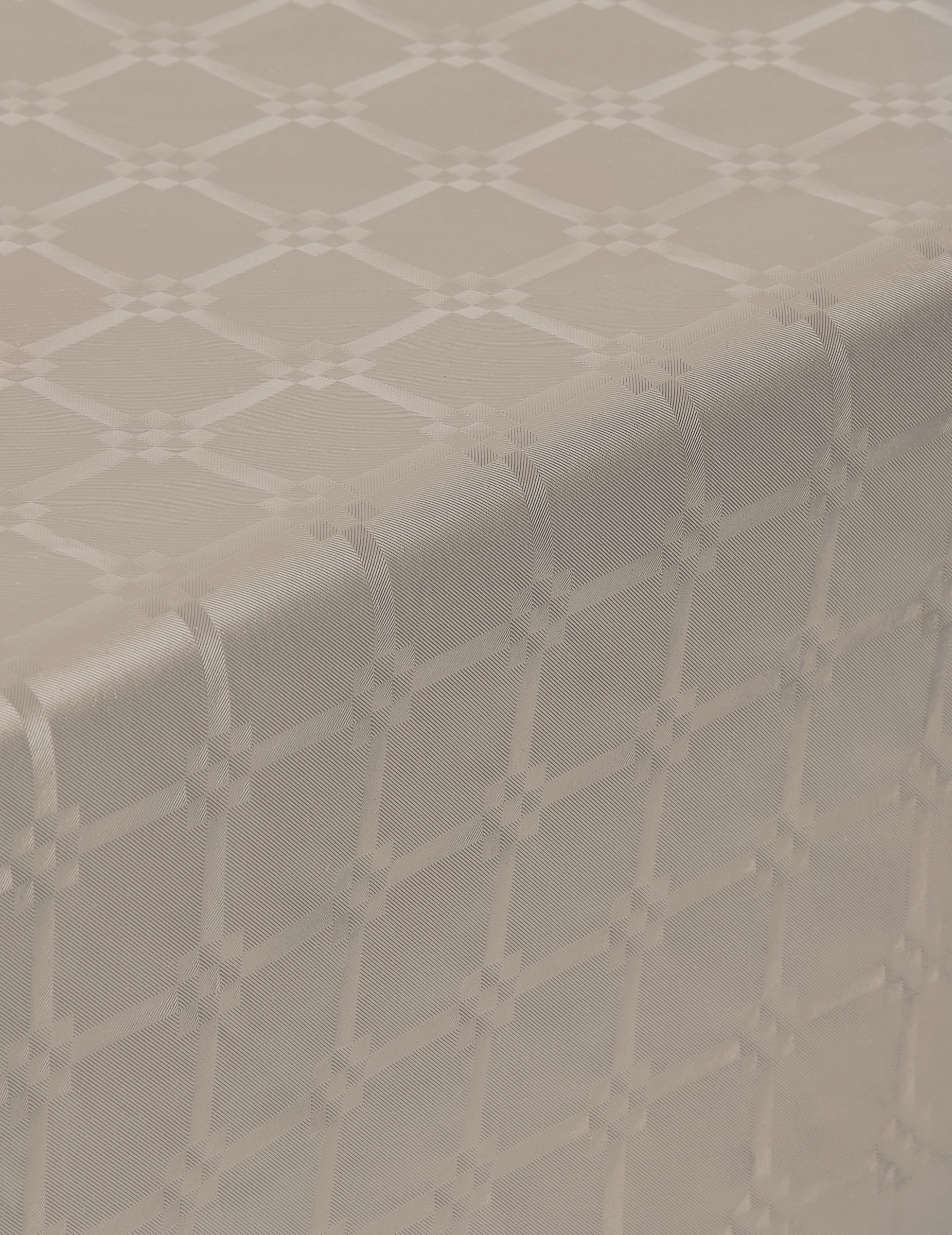 Gros plan sur les motifs de la nappe en rouleau papier damassé pour fête