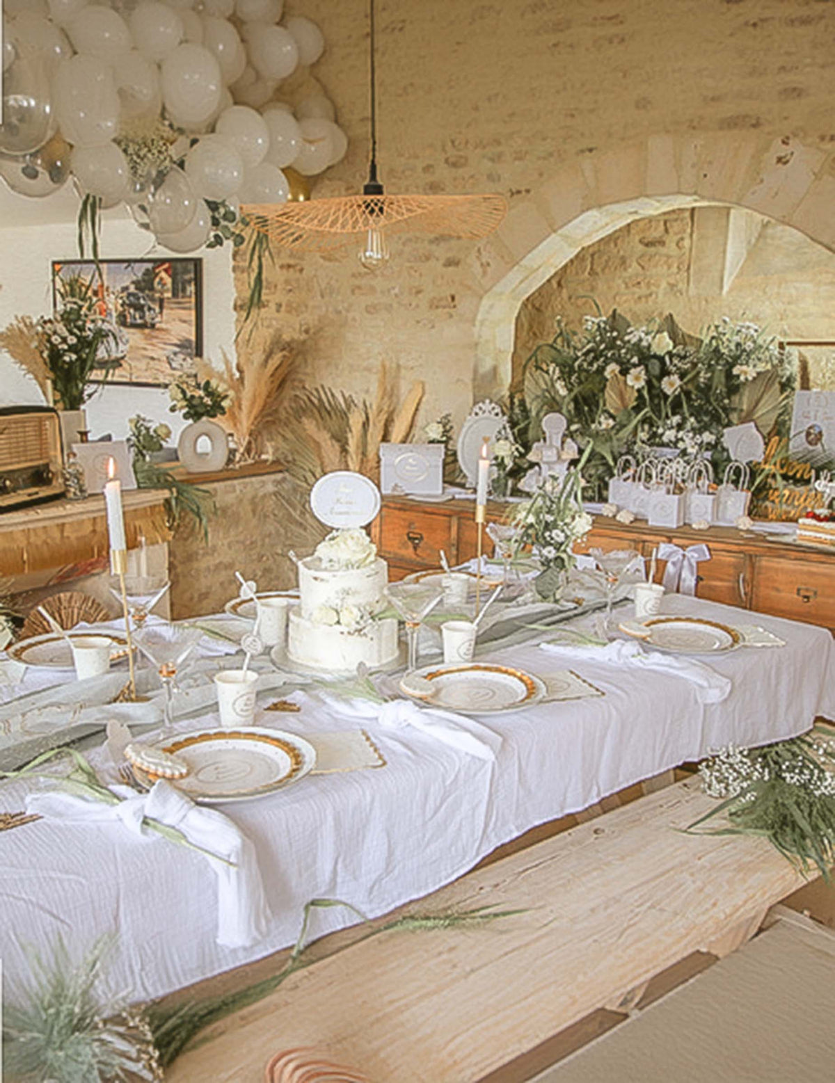 Mise en situation sur une table de fête de la nappe gaze de coton blanche chic et douce