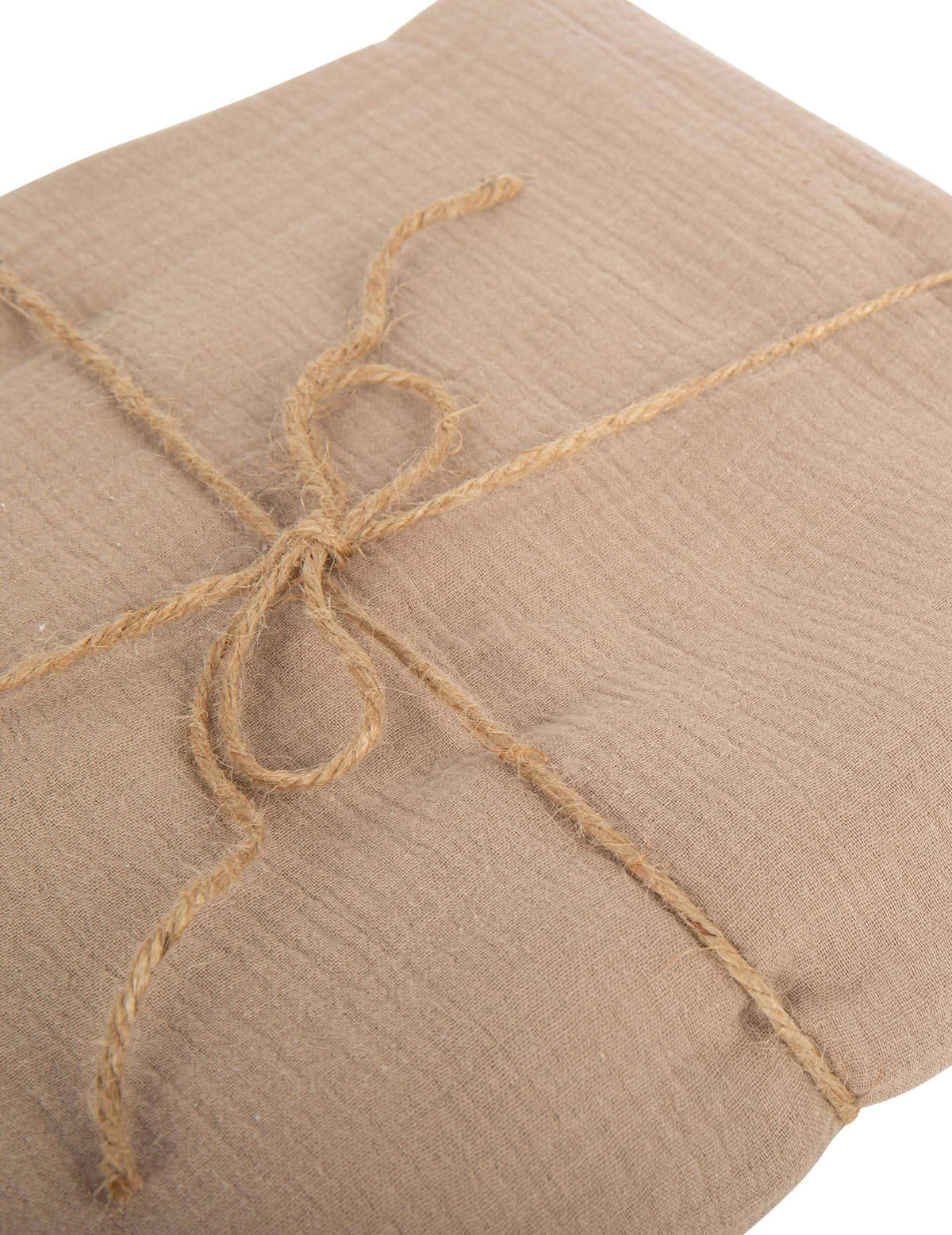Pormenor da dobra e do laço em corda da toalha de mesa em gaze de algodão estilo boémio