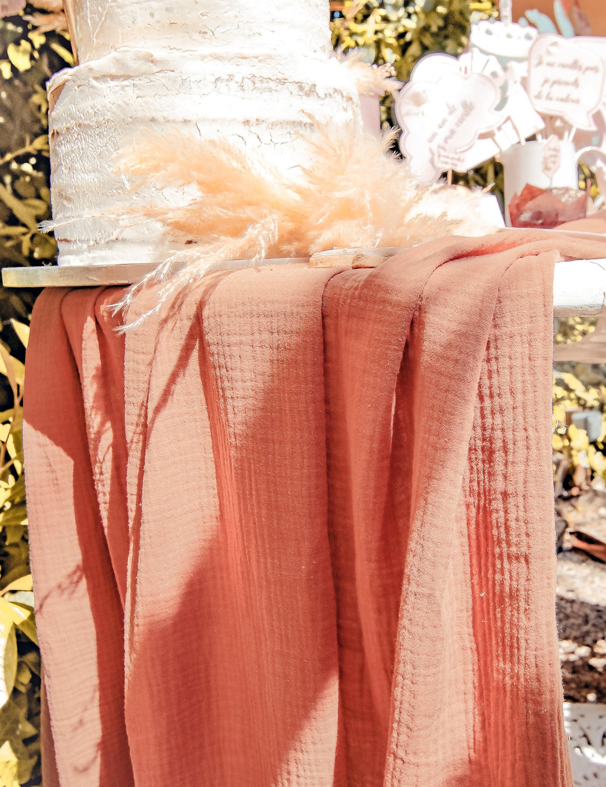 Détail du retombé de la nappe gaze de coton style bohème