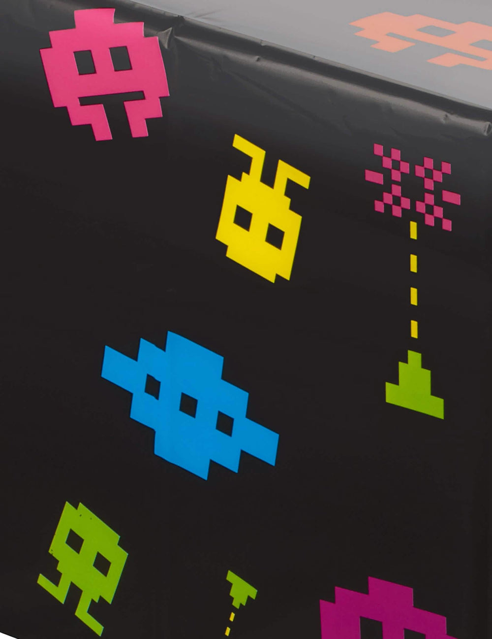 Detalhe dos motivos em pixels coloridos da toalha de plástico anos 80 jogos de vídeo 8 bits