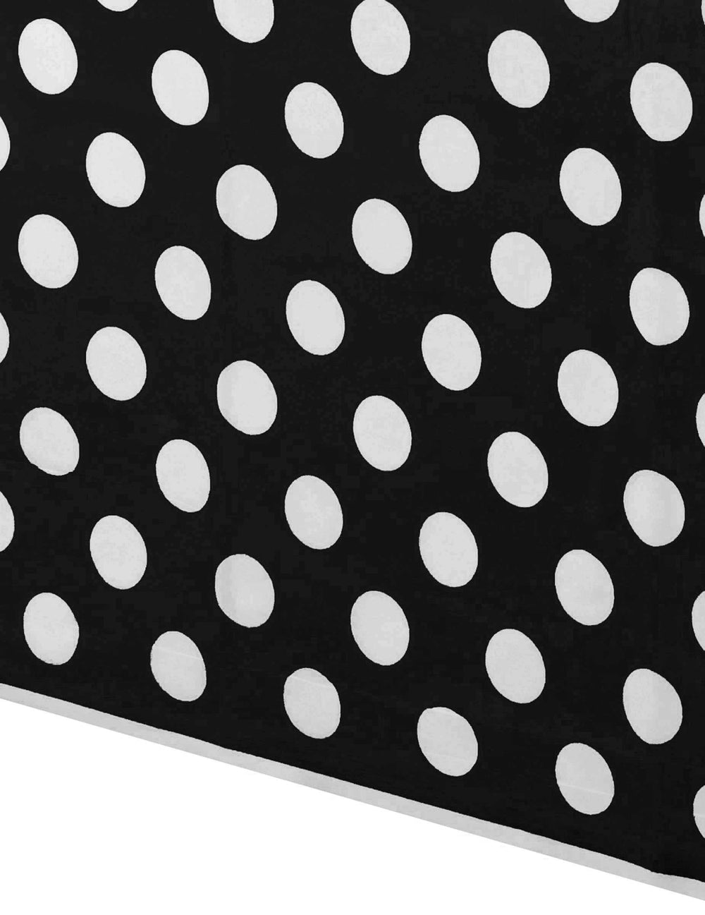 Gros plan sur les motifs de la nappe plastique à pois blancs pour fête