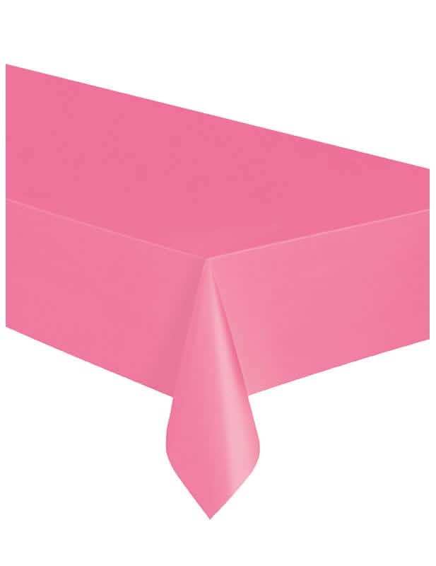 Plano aproximado do canto da toalha de mesa retangular cor de rosa em plástico