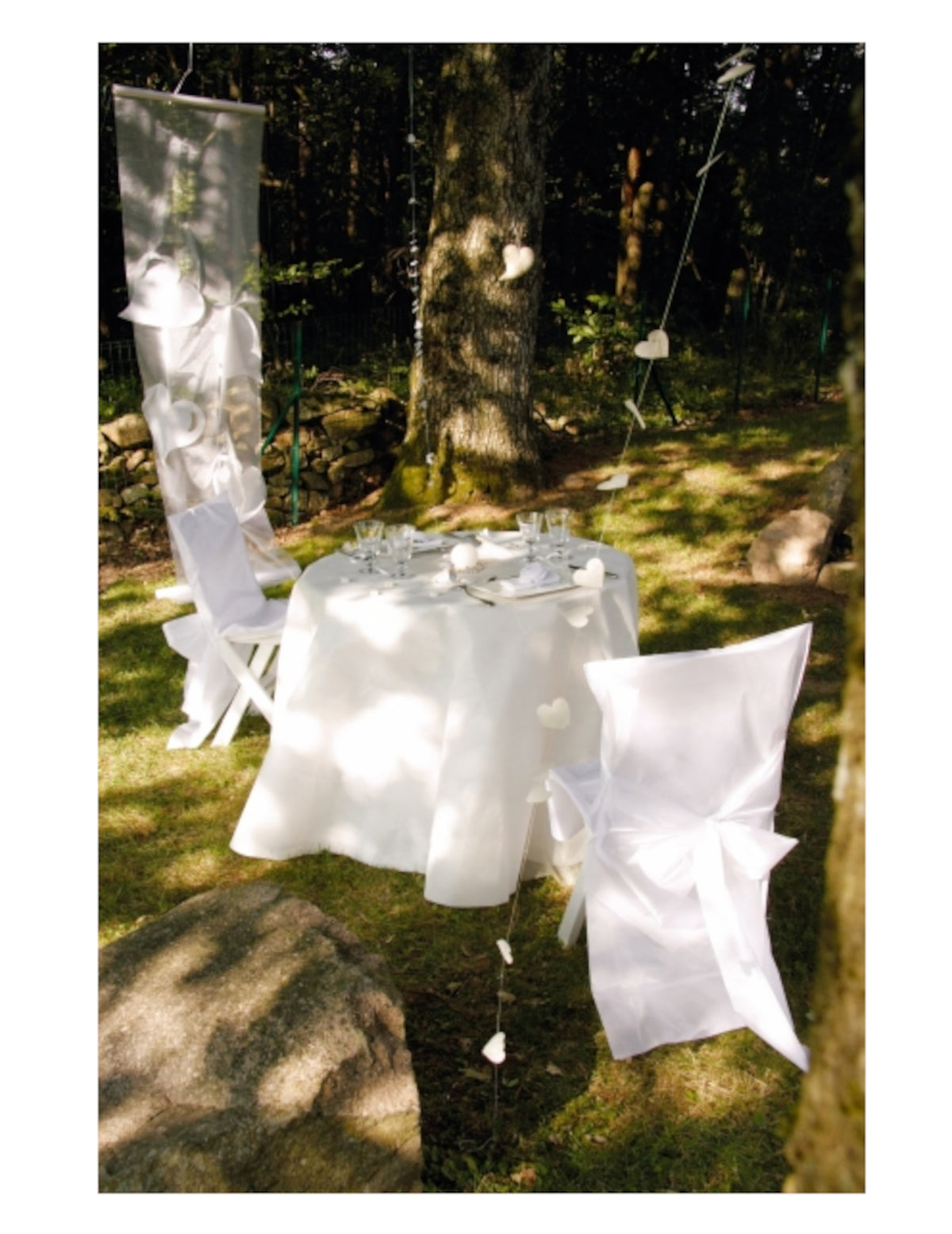 Mise en situation de la nappe ronde en intissé mariage et baptême