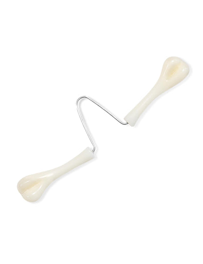 Détail du système de fixation de l'os pour nez d'homme des cavernes