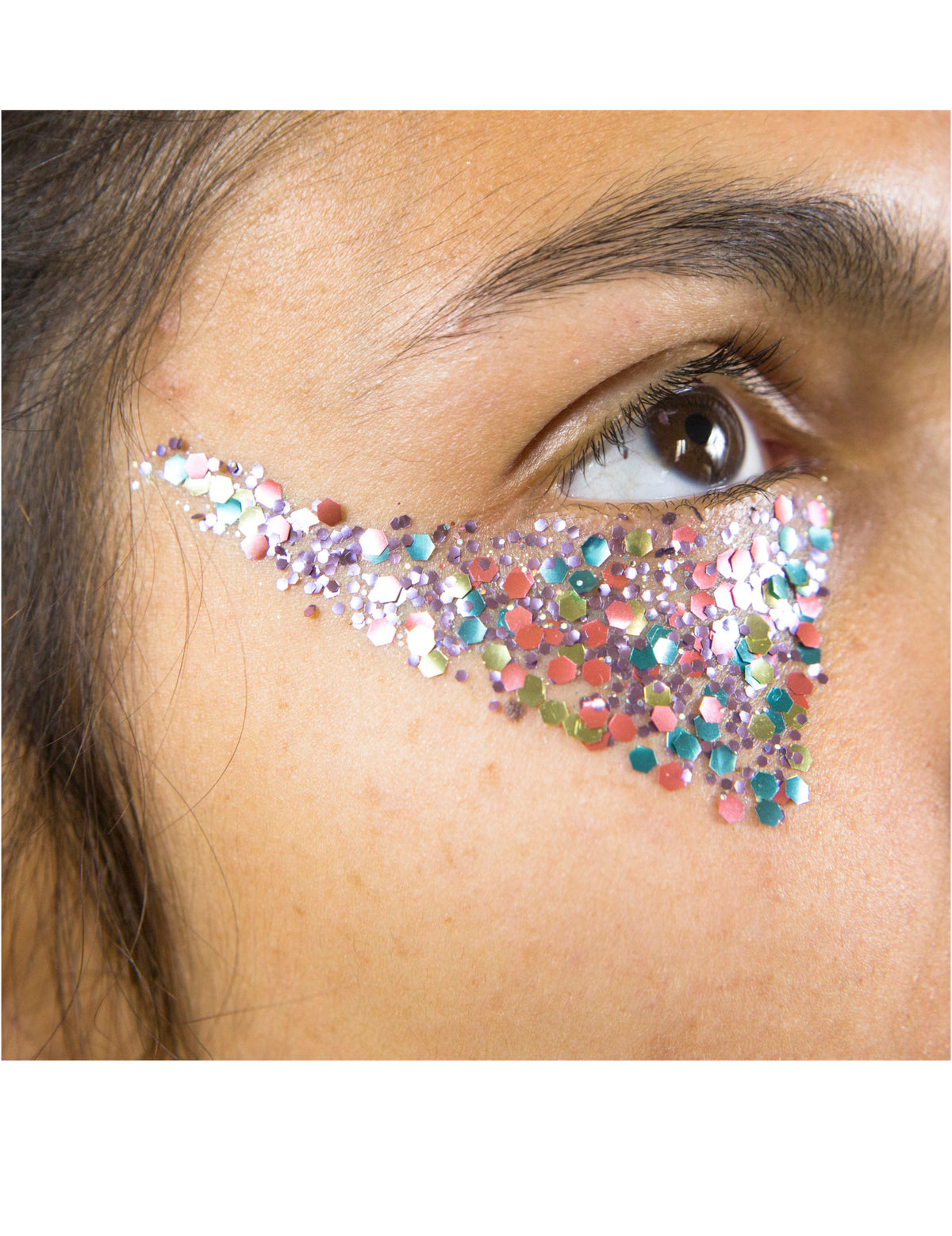 Gros plan sur l'application sous l'œil des paillettes biodégradables Bang Bang