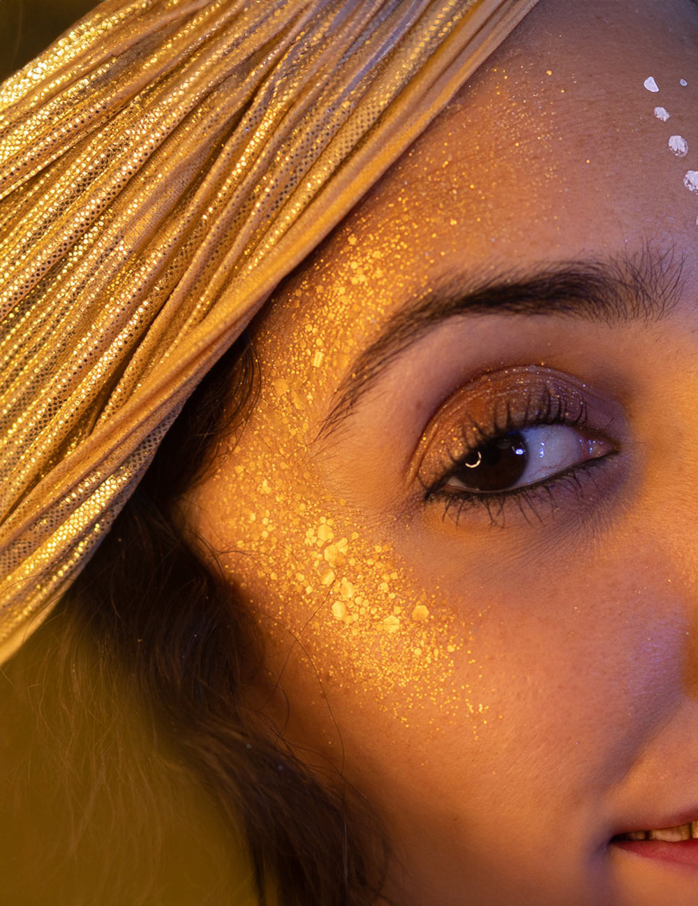 Gros plan sur le maquillage du visage des paillettes biodégradables Queen du désert