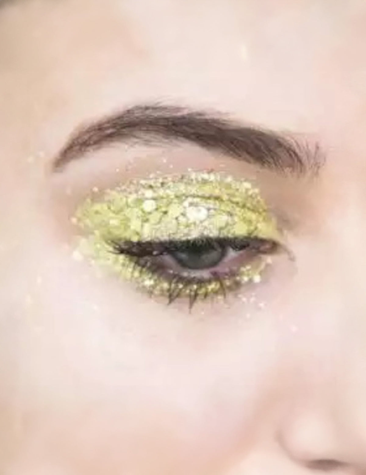 Détail du maquillage des yeux avec les paillettes biodégradables Parachute doré