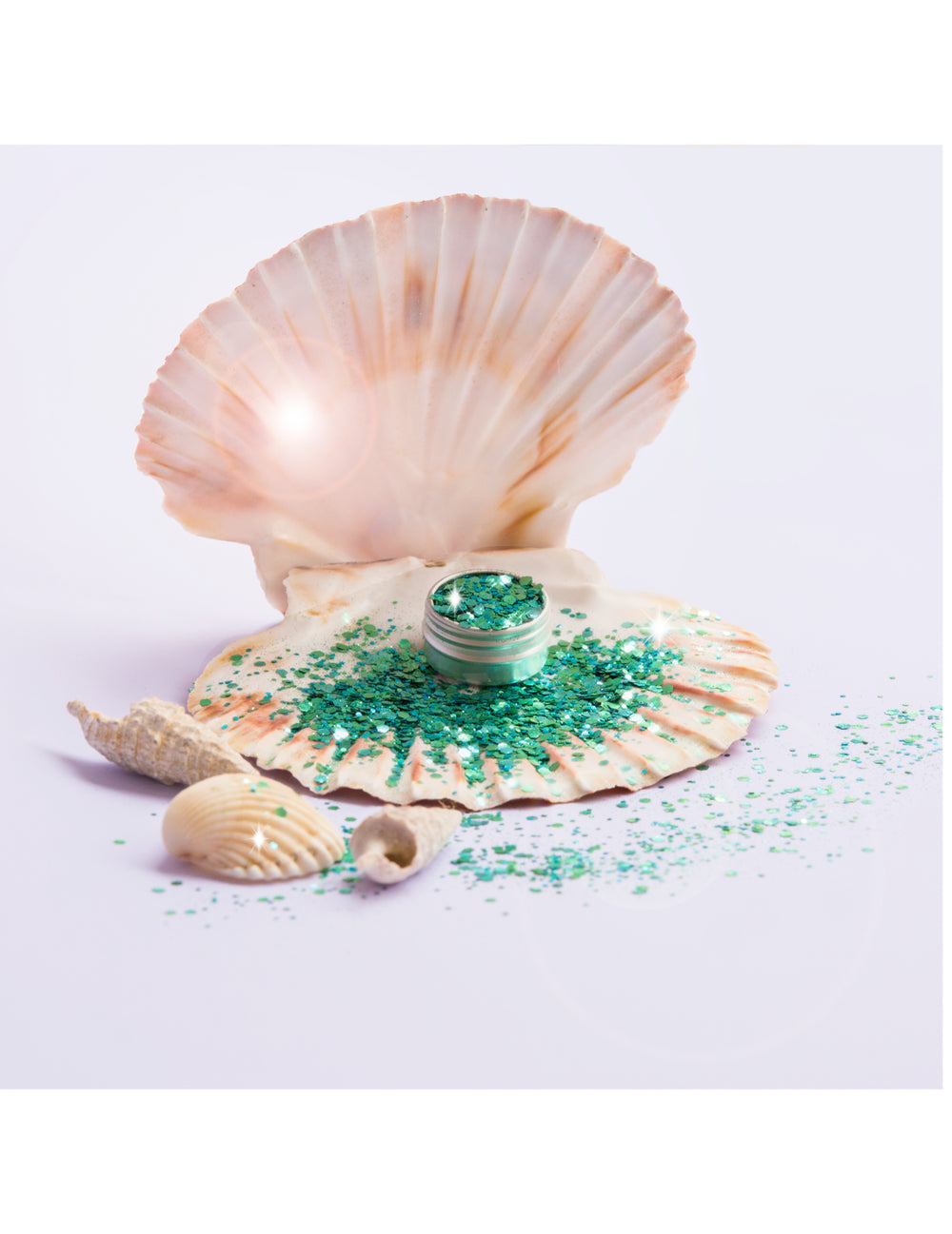 Mise en scène dans un coquillage des paillettes biodégradables Polysirene