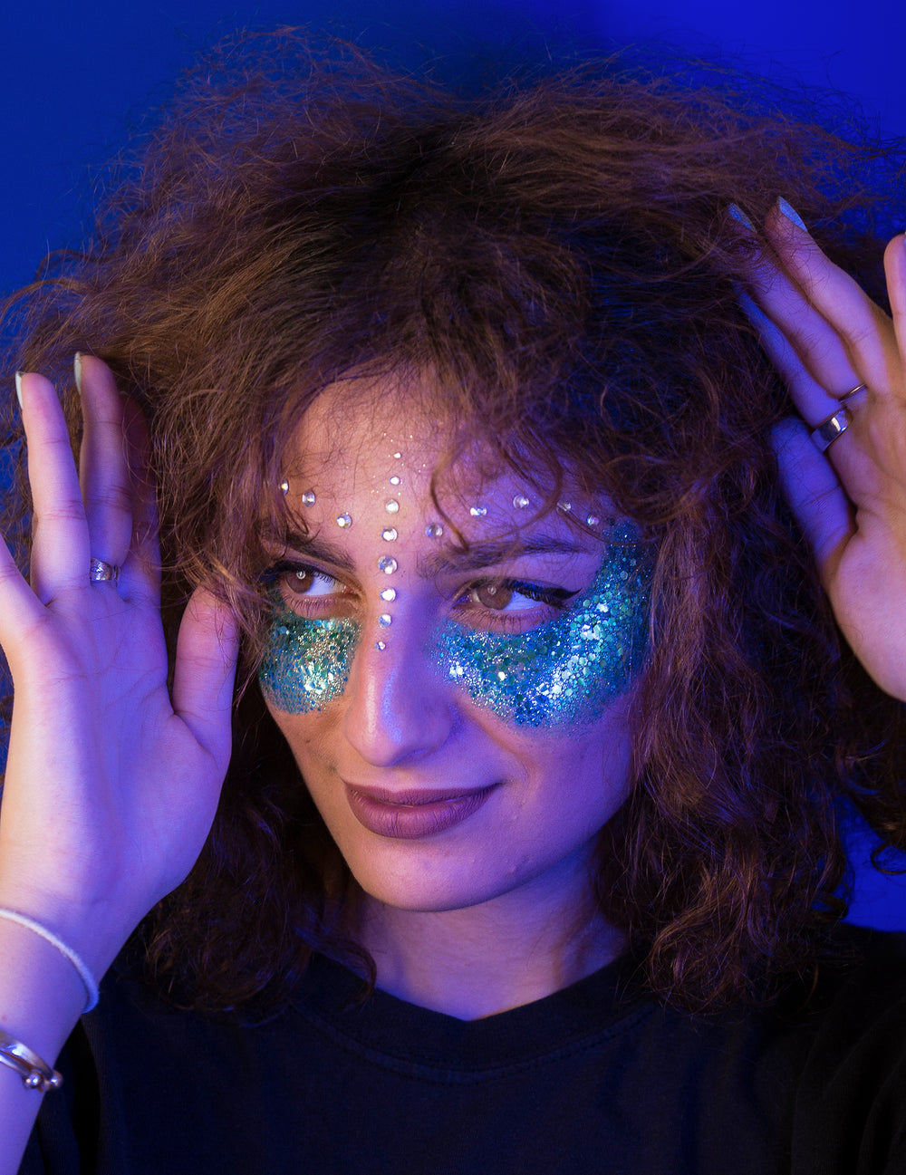 Maquillage artistique turquoise réalisé avec les paillettes biodégradables Polysirene