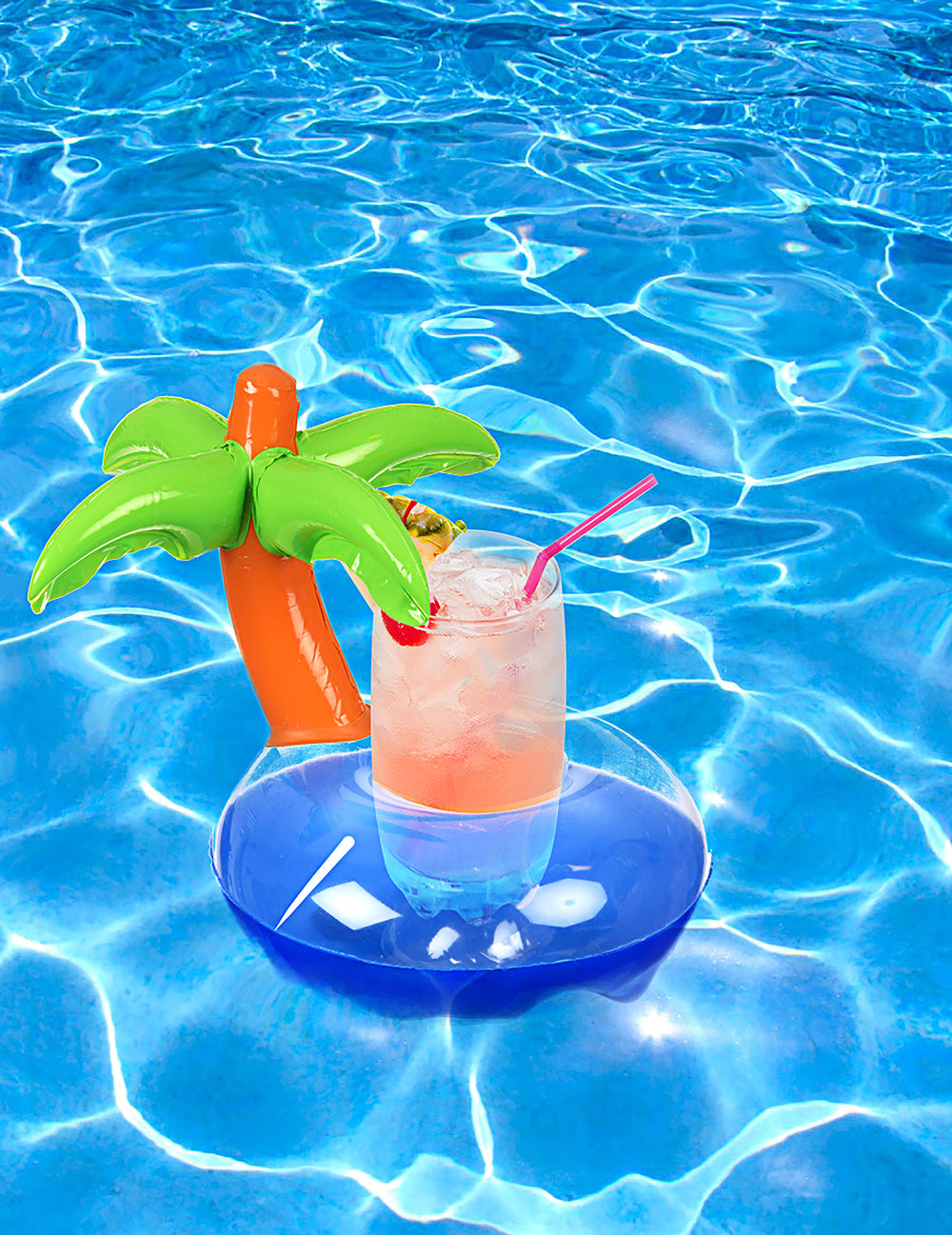 Mise en situation dans une piscine du porte-gobelet gonflable palmier pour adulte