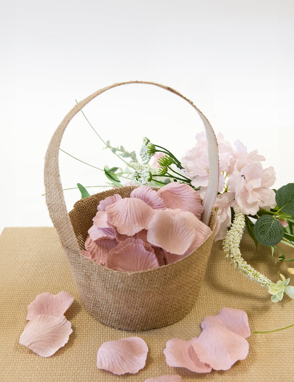 Panier garni de pétales de fleurs roses du panier effet jute pour fête