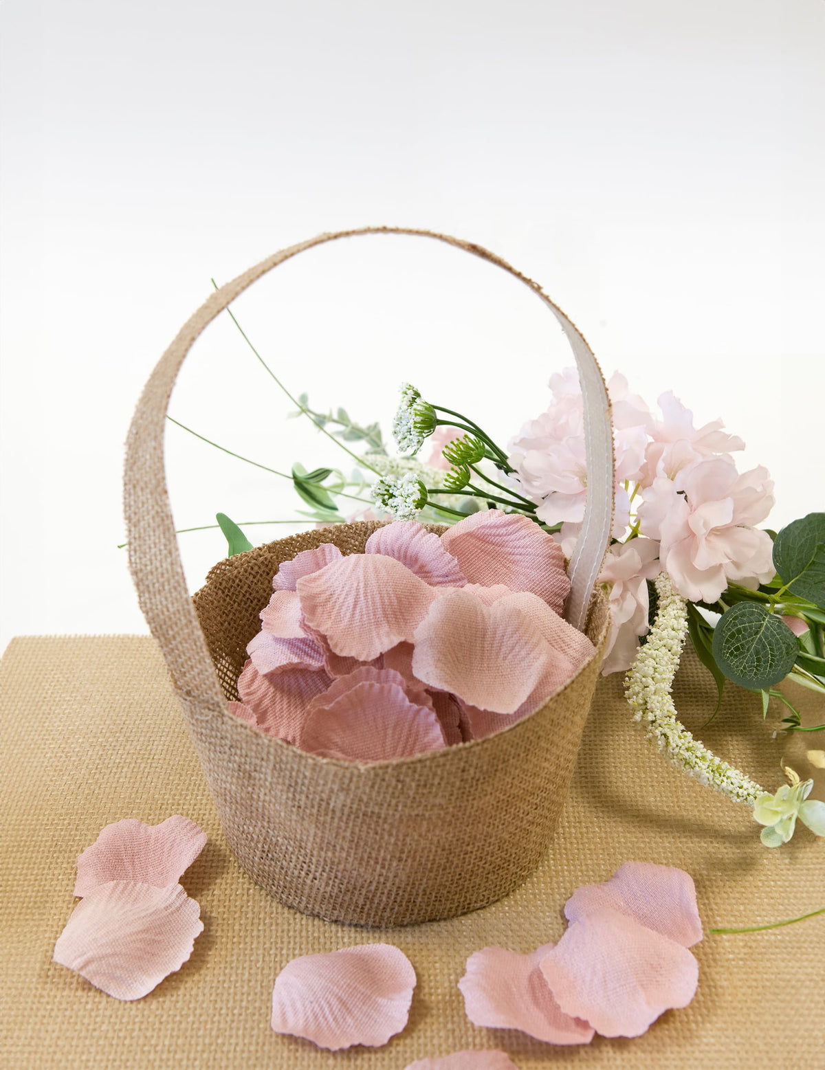 Panier garni de pétales de fleurs roses du panier effet jute pour fête
