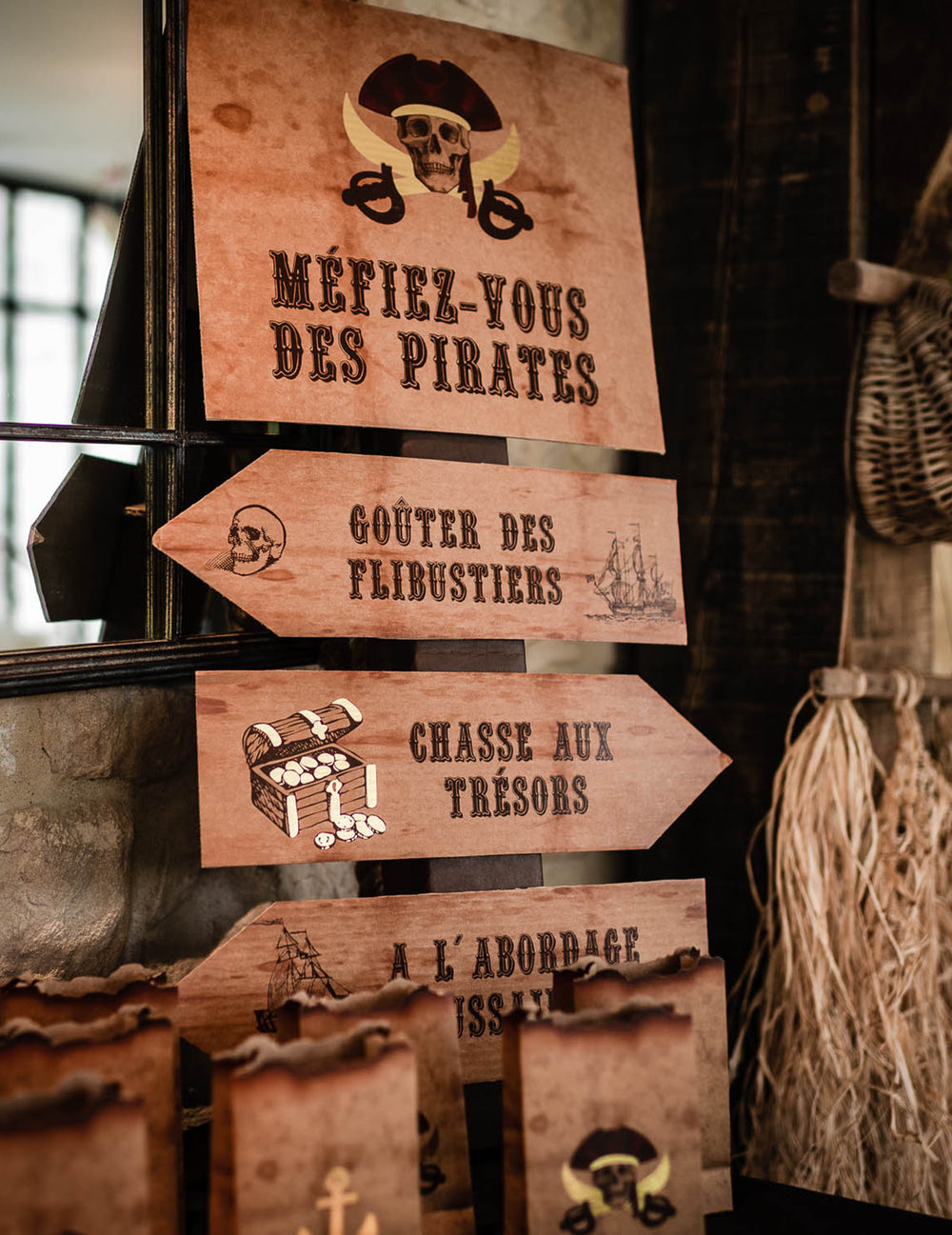 Détail des inscriptions du panneau flèches directionnelles pirate