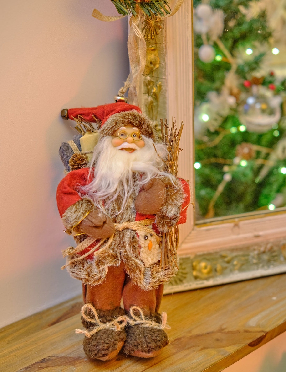 Vue de trois-quarts du Père Noël debout pour décoration rouge