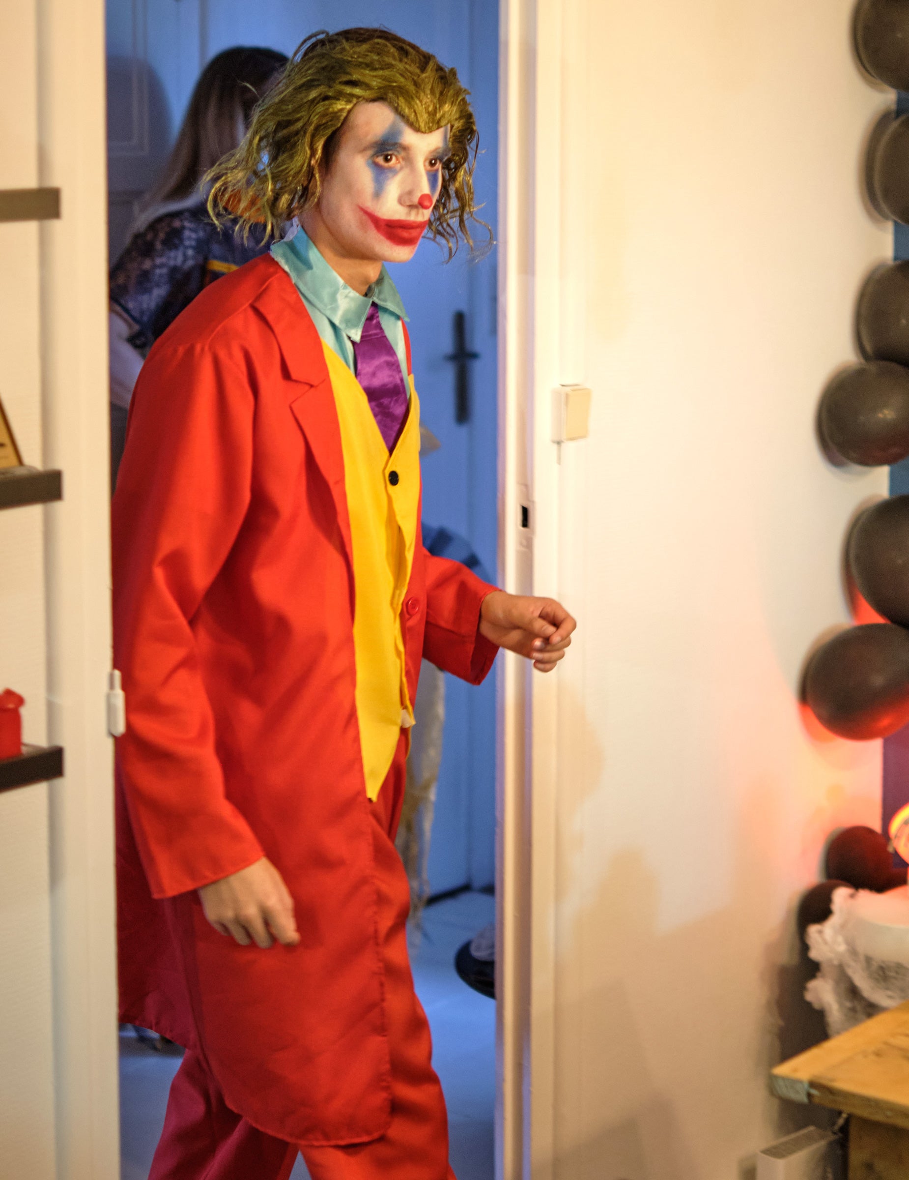 Mise en situation de la perruque bouclée Joker pour adulte