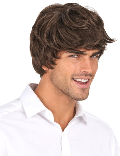 Peruca de corte moderno e cabelos castanhos para homem