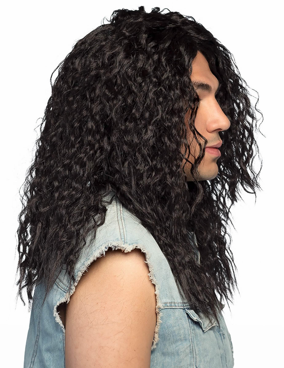 Vista de perfil da peruca preta, longa e encaracolada para homem