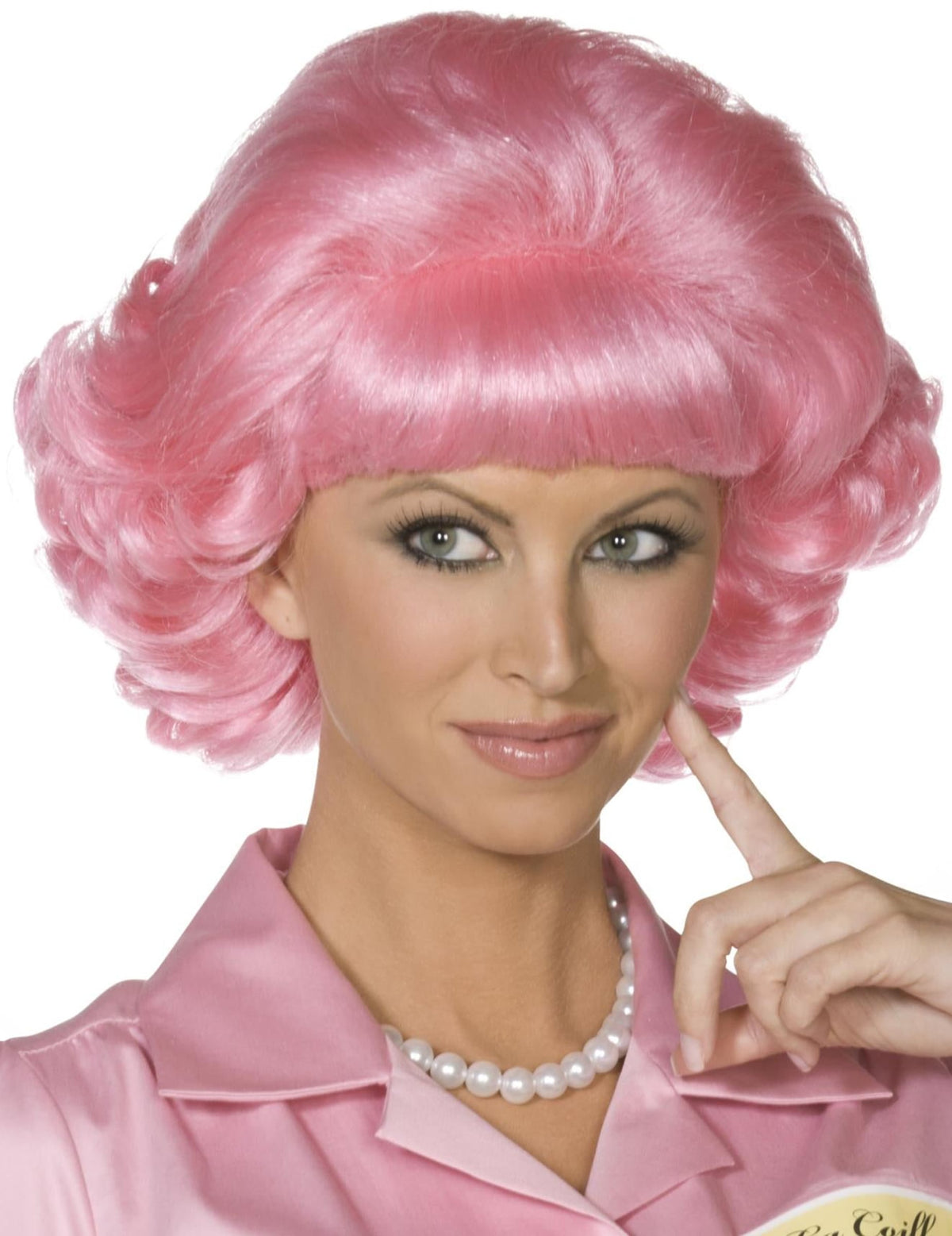 Gros plan sur la frange et les boucles de la perruque Grease™
