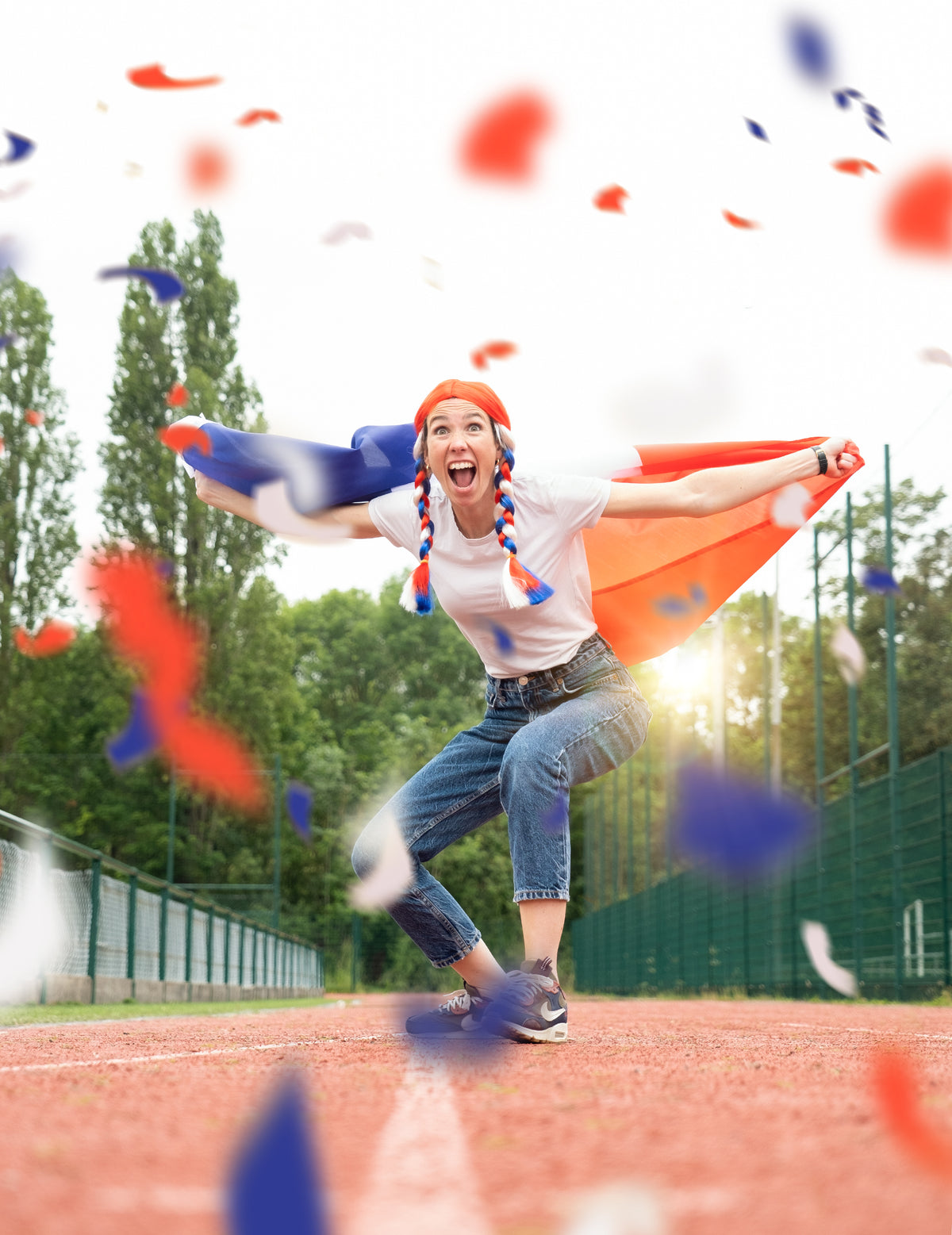 Mise en situation avec drapeau de la perruque tresses bleu blanc rouge pour femme