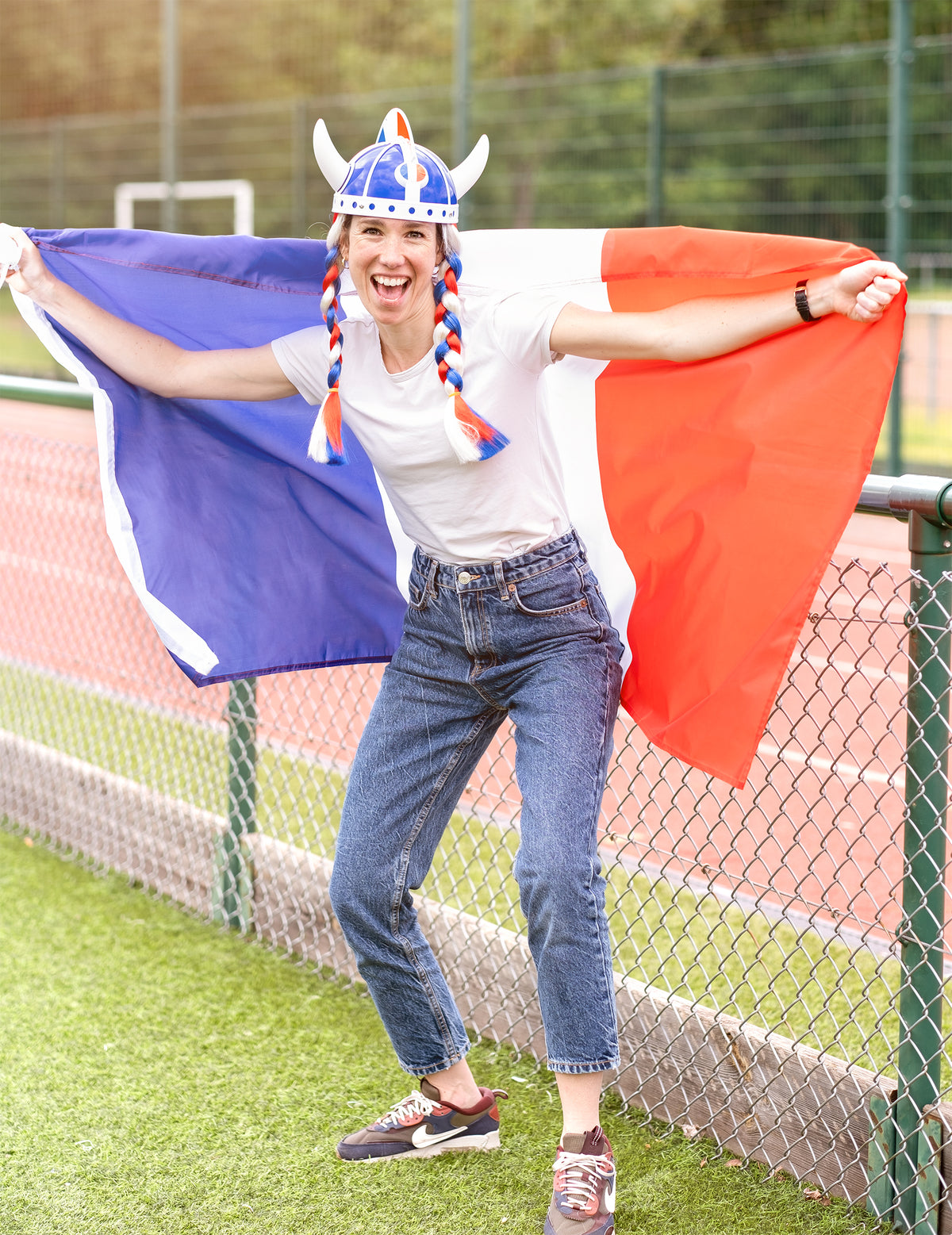 Mise en situation avec drapeau français de la perruque tresses bleu blanc rouge