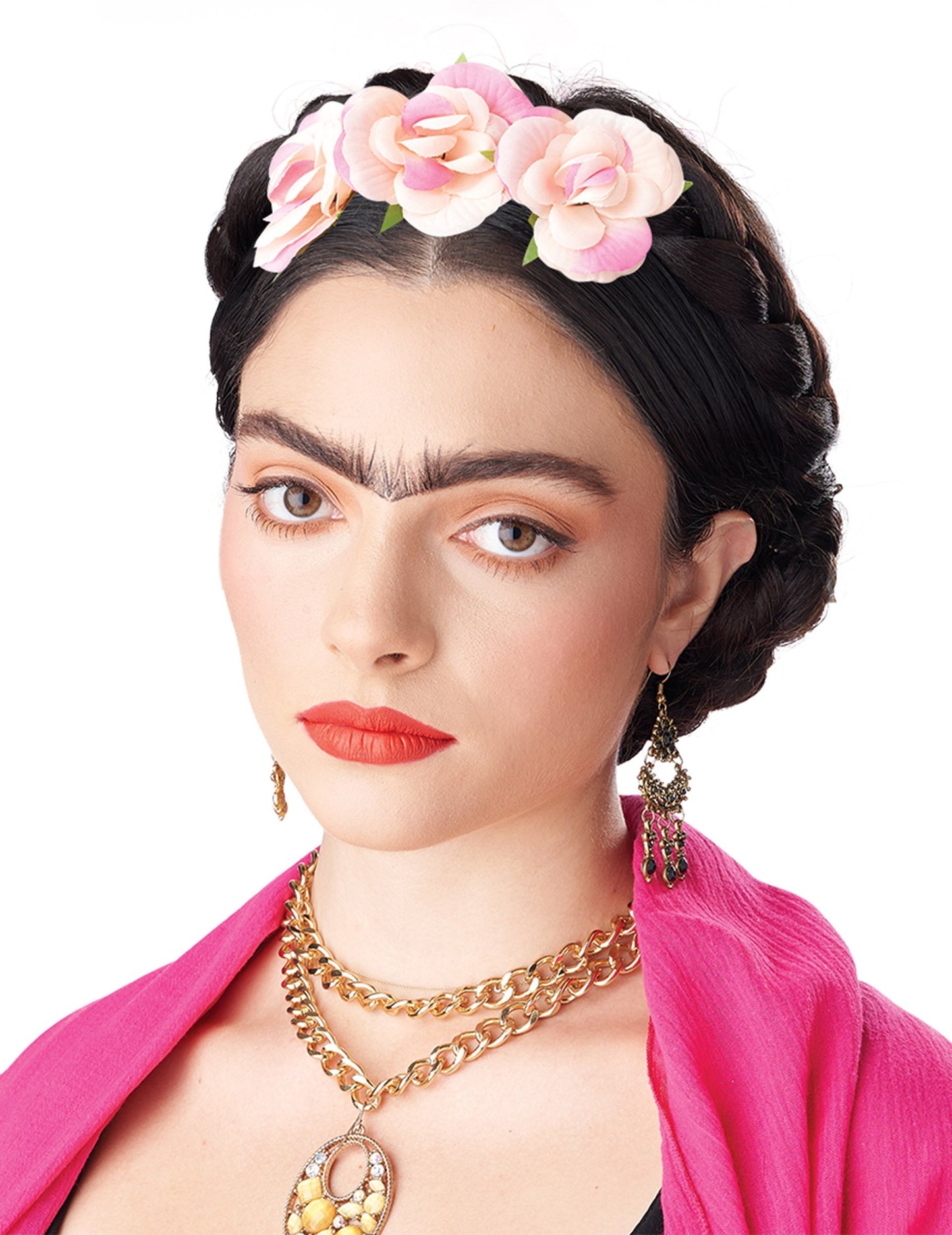 Gros plan sur les fleurs et les tresses de la perruque tresses enroulées avec fleurs pour femme