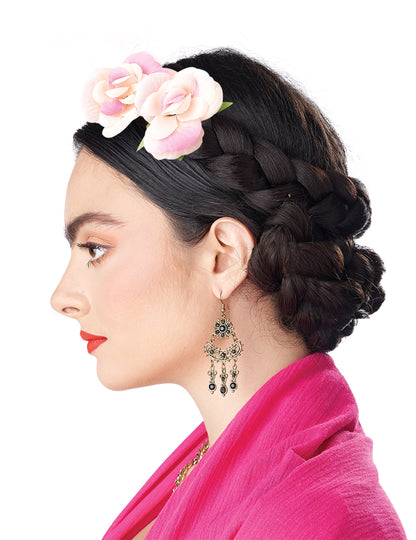 Vue de profil de la perruque tresses enroulées avec fleurs pour femme