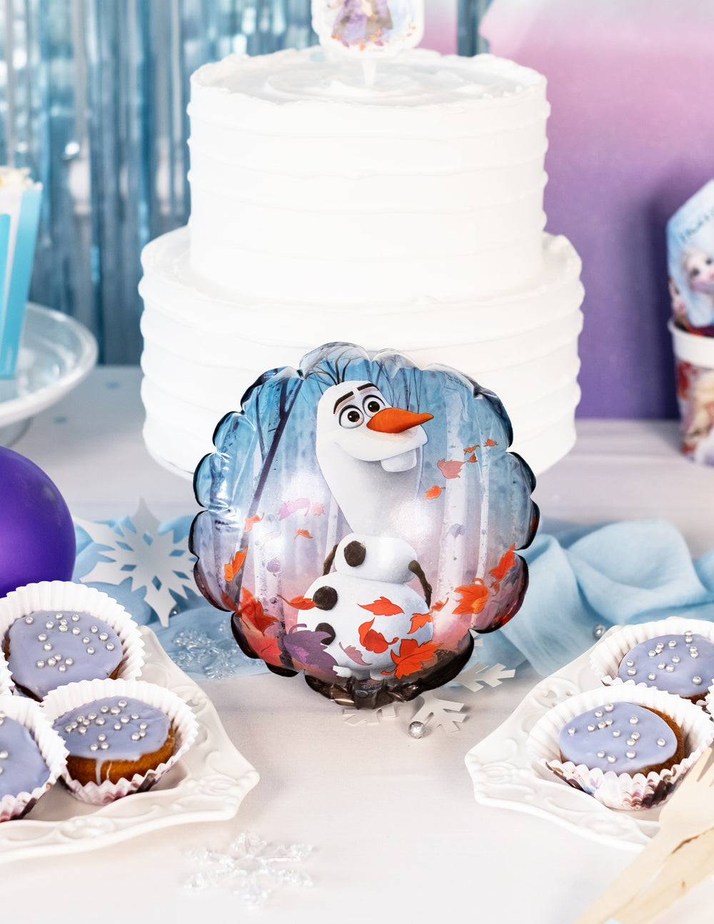 Mise en situation sur une table de fête du ballon aluminium rond La Reine des Neiges 2