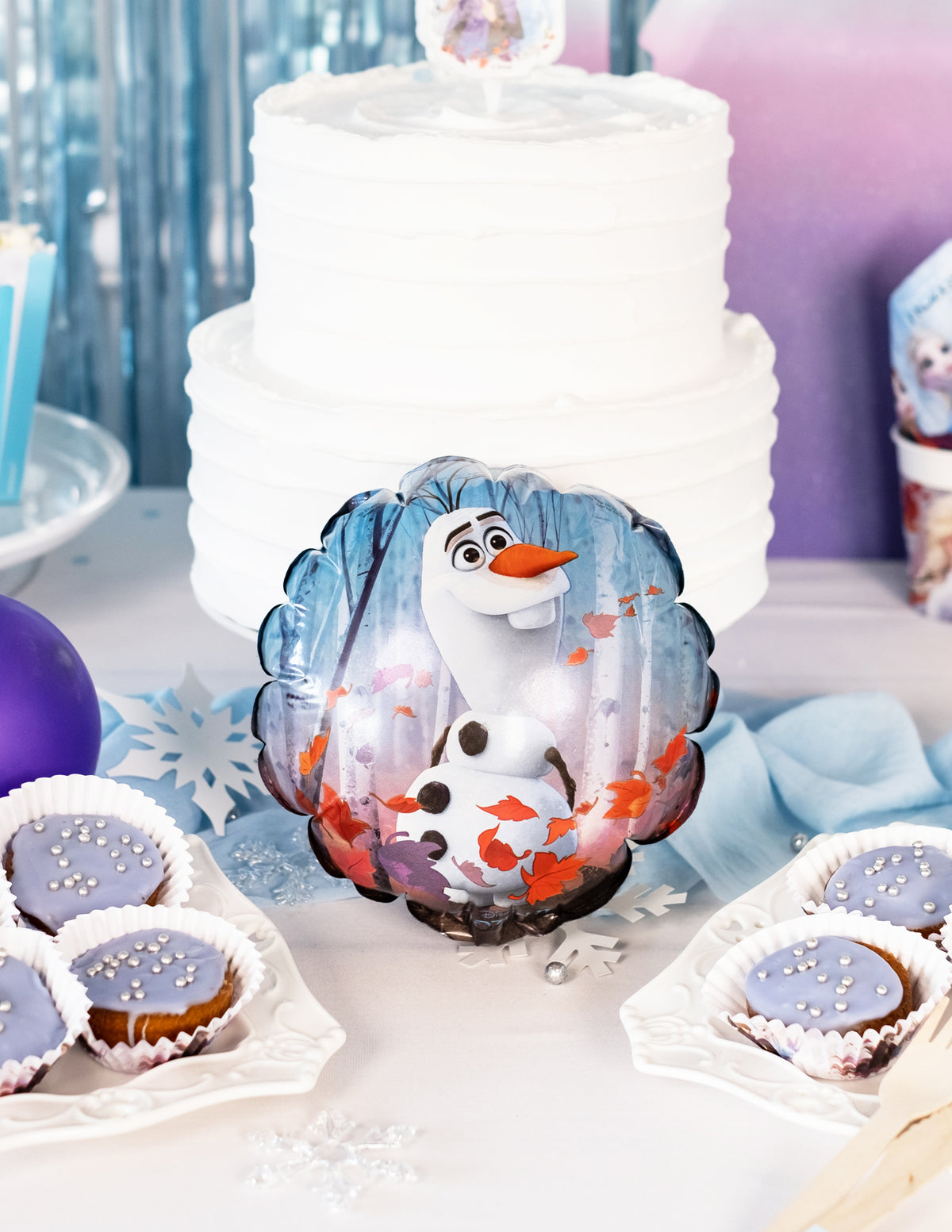 Mise en situation sur une table de fête du ballon aluminium rond La Reine des Neiges 2