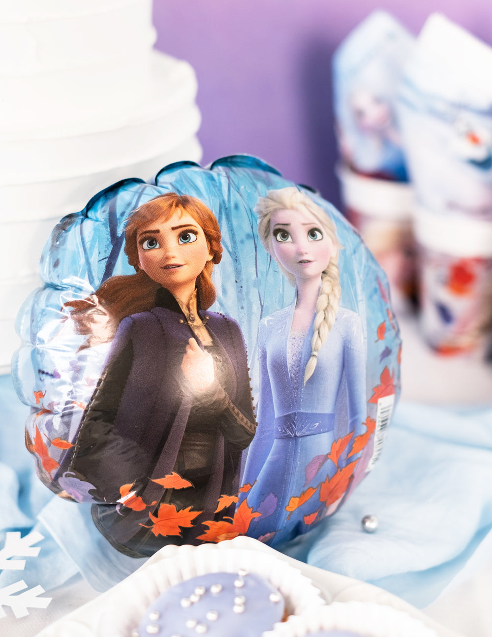 Gros plan sur Anna et Elsa du ballon aluminium rond La Reine des Neiges 2