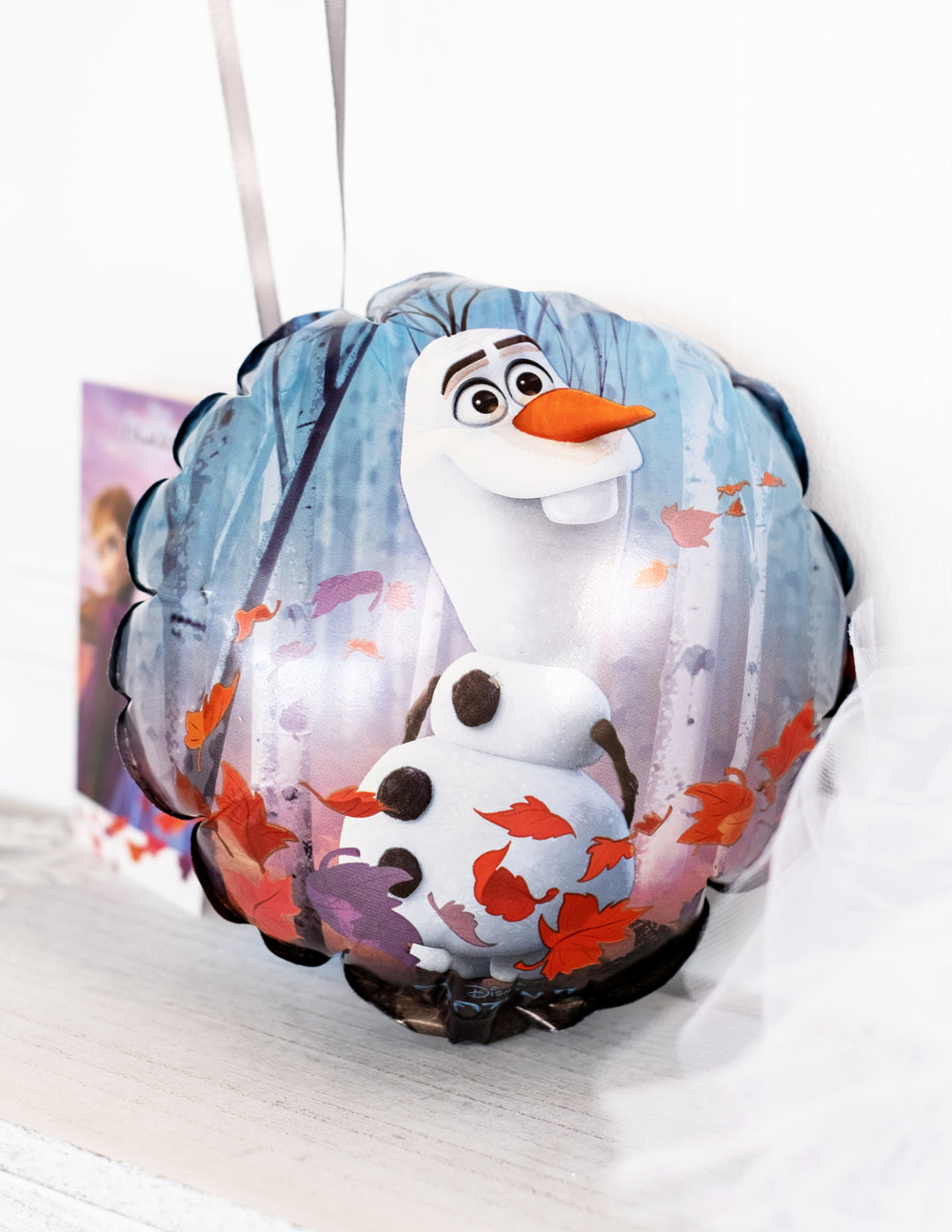 Mise en situation suspendue avec Olaf du ballon aluminium rond La Reine des Neiges 2