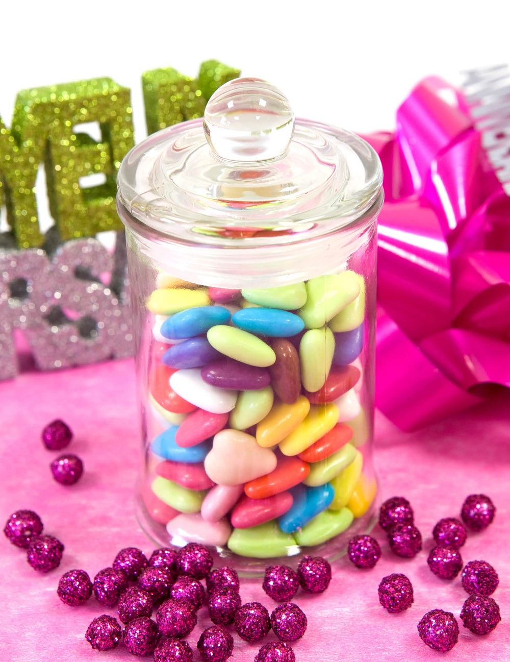 Encenação da bombonière de confeiteiro para candy bar recheada de rebuçados multicoloridos
