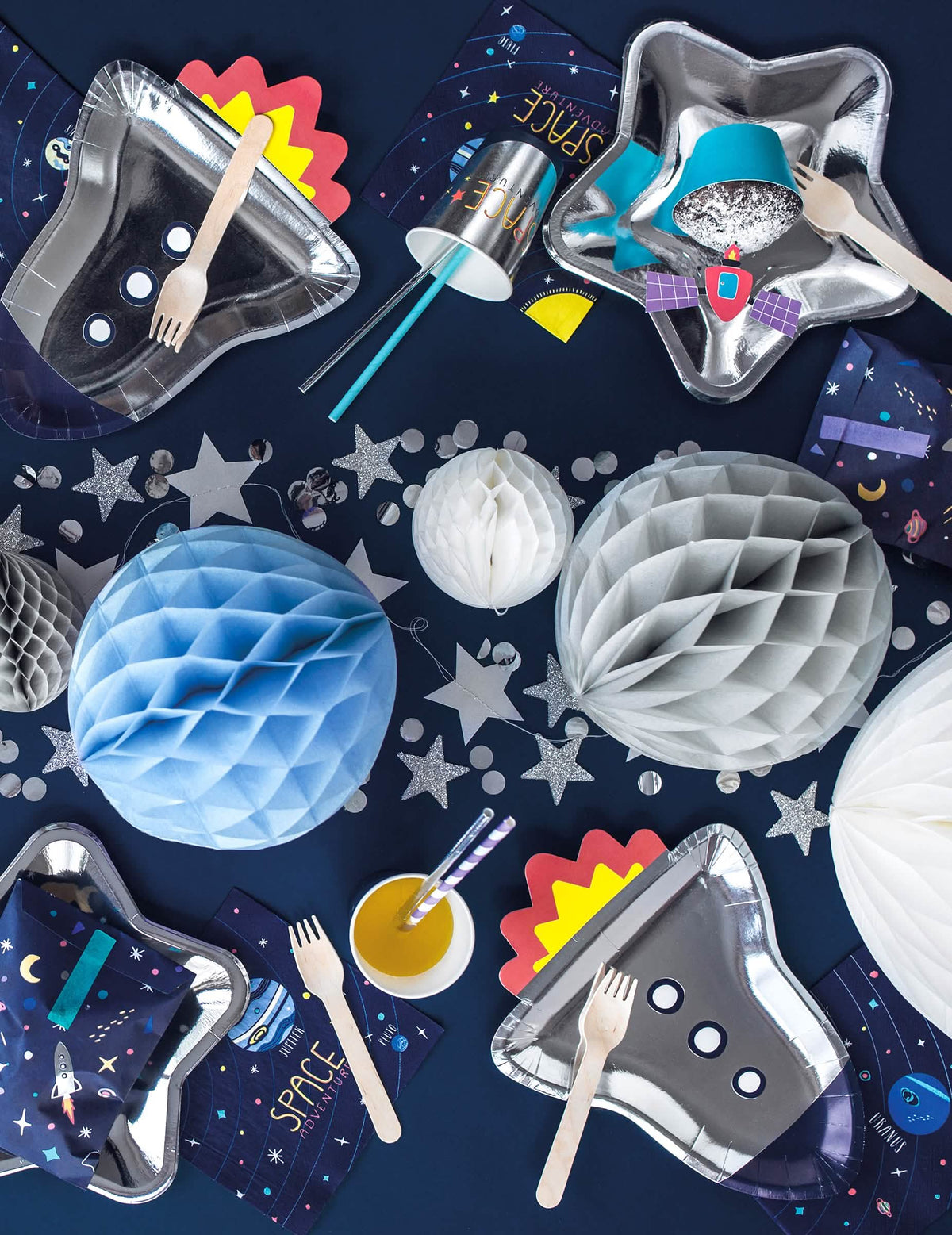 Cenário com tema espacial da bola de papel alveolado para decoração de festa branco