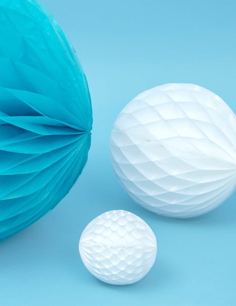 Comparação de tamanhos da bola de papel alveolado para decoração de festa branco