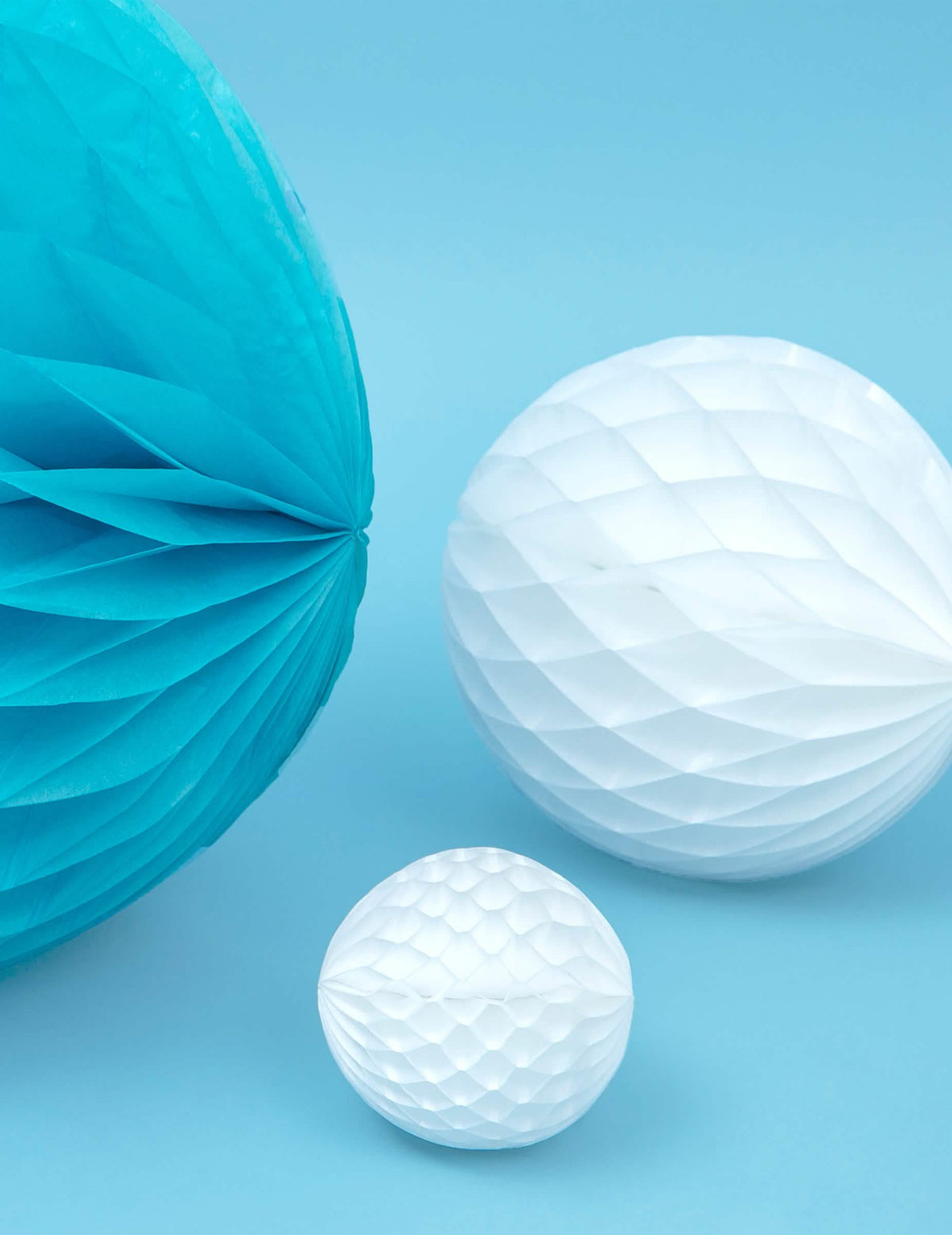 Comparação de tamanhos da bola de papel alveolado para decoração de festa branco